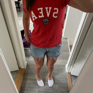 Röd tröja med tryck!! - Fin tröja från Svea nästan oanvänd. Matchar fint till mycket!! Pris går att diskutera, frakt tillkommer🥰🥰