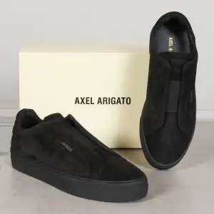 Hej. Vi köper och säljer skor till mycket bra pris! Vi söker ett par atigato skor. Skicket spelar ingen roll. Vill du sälja din skor snabbt skriv i dm. Allt äkta såklart 