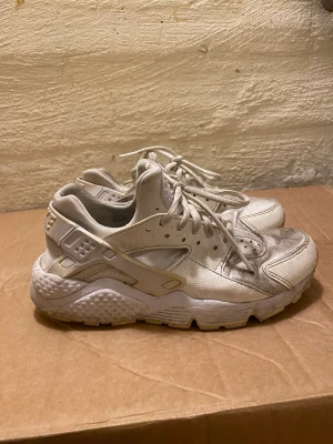 Nike sneakers - I använt skick. Pris kan diskuteras vid snabb affär. Storlek: 37,5 men små i storleken. Passar 36