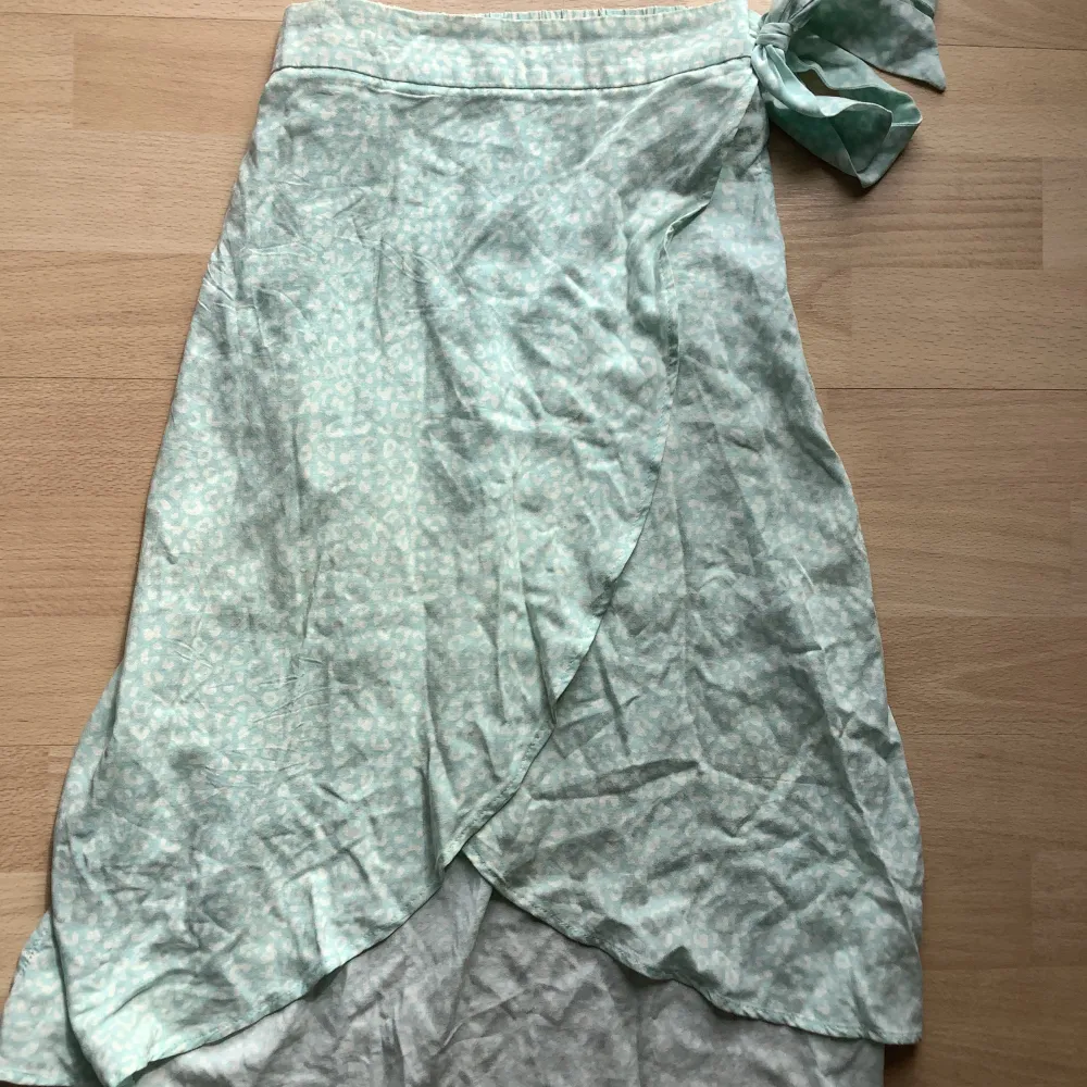 Superfin lång kjol från Kappahl i storlekarna 146-152 💗. Kjolar.
