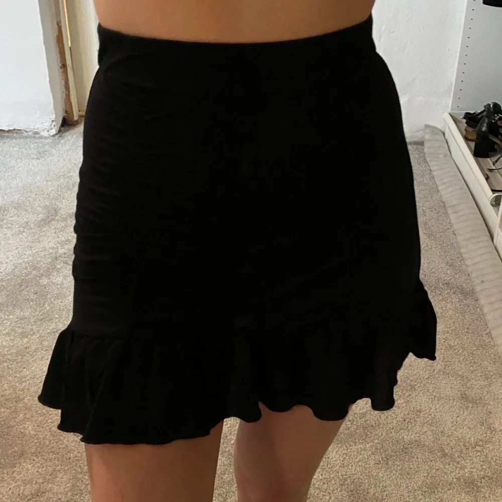 svart kjol med volang längst ner från gina. köpt för 249kr förra sommaren men kom aldrig till användning (lånade bilder). Kjolar.