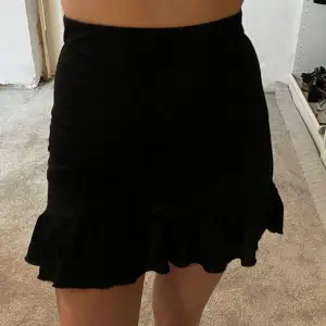 svart kjol med volang längst ner från gina. köpt för 249kr förra sommaren men kom aldrig till användning (lånade bilder)