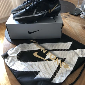 Nike Phantom GT2 Elite FG - Säljer ett par helt nya Nike Phantom GT2 Elite FG  Aldrig använda  Ord pris 2800 kr kan ses på bild 3 Storlek 44,5