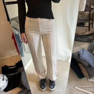 Ljusa kostymbyxor midwaist - Aldrig använda, jag är 172. Krämvita