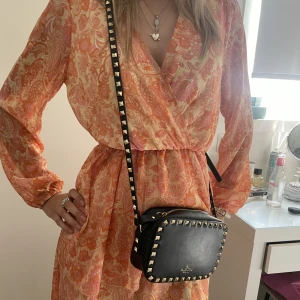 sommarklänning - världens finaste klänning, perfekt till sommaren!🧡🧡 den är orangeglittrig med väldigt fint mönster🌟storlek 34 (xs-s)