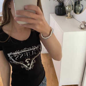 Guess tröja  - Jätte söt tröja i storlek xs!! Buda från 100kr💕💕skriv om ni har några frågor (jag är 168)