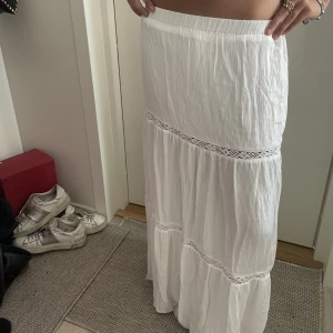 Långkjol  - Så fin vit lågmidjad långkjol😍🤍perfekt nu till sommaren och passar till allt! Storlek xs men passar xs-m🤍🤍