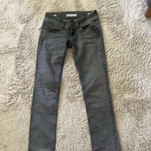 Grå Pepe jeans Venus straight  - Säljer mina jätte fina Pepe jeans då dem är försmå för mig dem är ljusare än vad dem ser ut på bilden💗dem är nästan i nyskick ⚠️köparen står för frakten⚠️