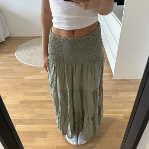 Supersöt kjol! - Så söt grön kjol!! Inga defekter, jättebra skick! Passar jättebra som klänning oxå❤️ Hör av dig vid frågor! Passar mig som har Xs men den är jättestretchig! Nypris 550kr