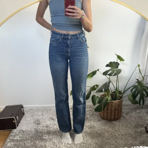 Karve Jeans - Fina Jeans köpta på carlings. Modell Straight Dk Blue, jag anser att de är lite för korta för mig som  är 172 cm🫶🏼
