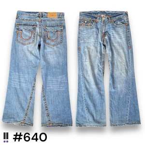 True religion 640 - True religion Logan Super T, 💜midja rakt över, 45cm💜innerben, 75cm💜ytterben, 107cm💜benöppning, 27cm💜modell 180💜 nergångna, inga knappar bak, och lagade