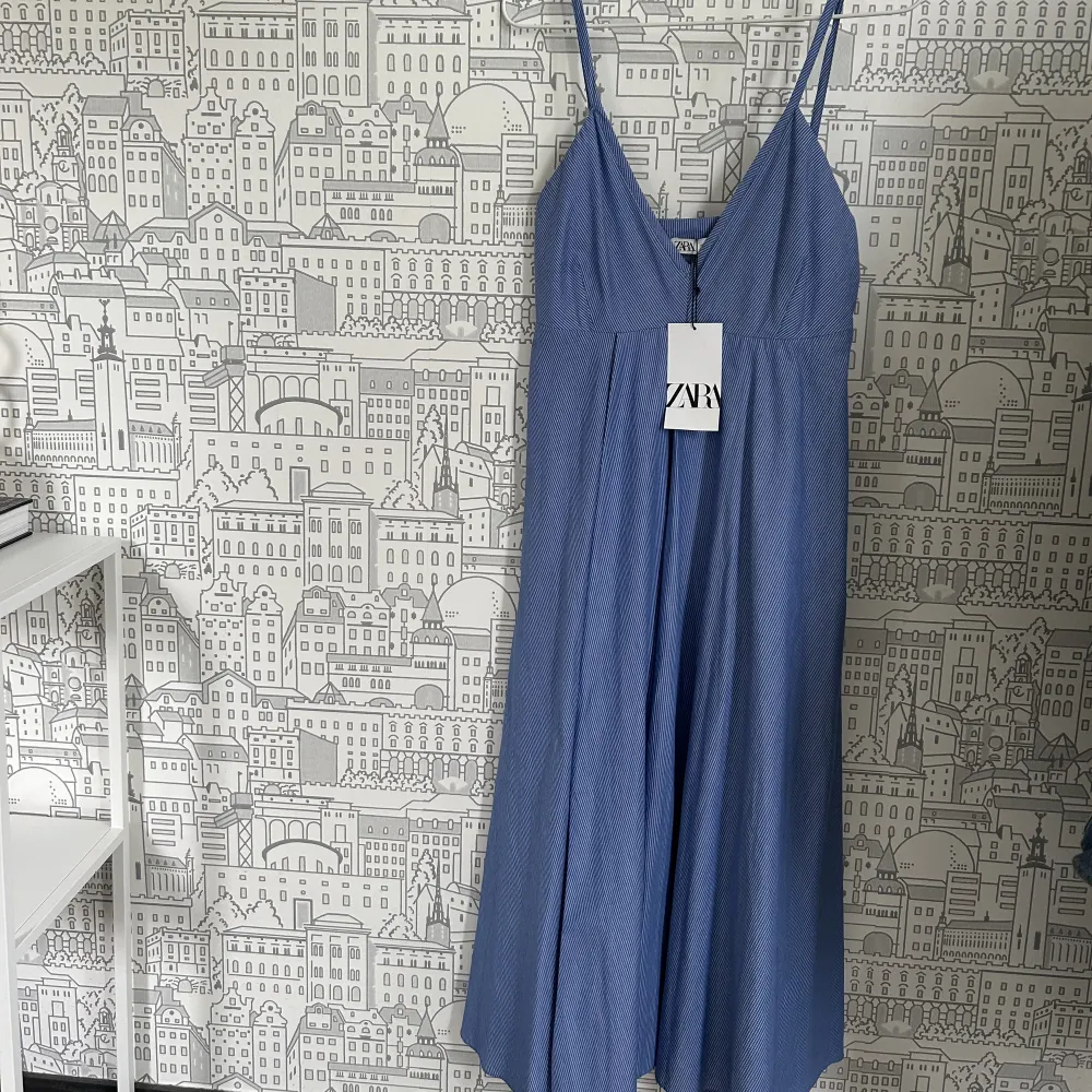 Snygg klänning från zara med blå vit randiga ränder. Klänningen är helt ny aldrig använd i strl xs men strl är som S/M! . Klänningar.