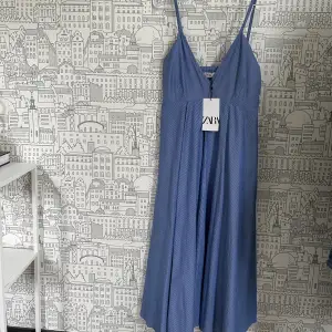 Snygg klänning från zara med blå vit randiga ränder. Klänningen är helt ny aldrig använd i strl xs men strl är som S/M! 
