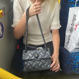 Kurt geiger väska  - Kurt väska som är snart ett år gammal men i bra skick köpt för 2100 den har en liten defekt på sidan men inget som man lägger märket till
