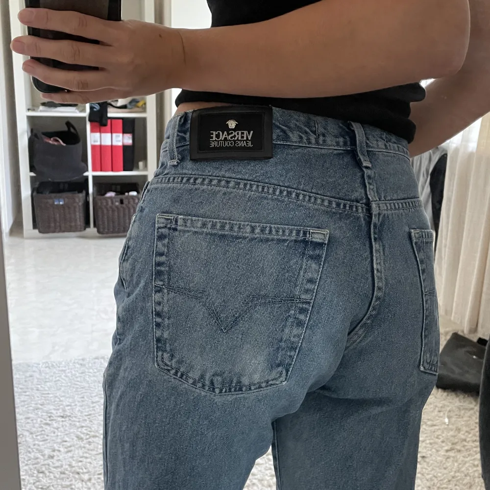 Ett par vintage jeans köpta från humana. Märket är Versace (vet ej om de är äkta). Jeansen har slitningar längst ner vid hälen då de är för långa för mig (se bild 3). Står ej storlek men passar mig som vanligtvis har M i byxor. . Jeans & Byxor.