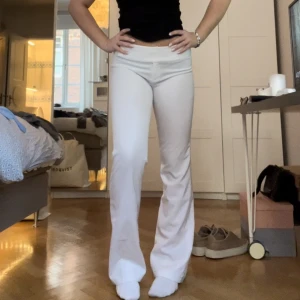 Low Waist kostym byxor - Supersnygga vita low waist kostymbyxor, super skick. Vet ej märke något italienskt. Stretchiga, jag är 1,68 och brukar ha ca 36/38 i byxor. Dessa passar nog upp till 40 beroende på önskad passform, stretchiga. 
