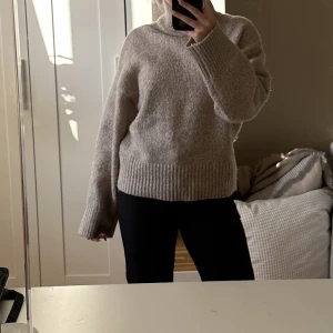 Stickad tröja - Beige stickad tröja med hög krage