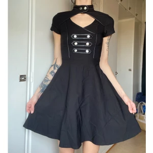 Killstar klänning - Oanvänd klänning från killstar🤩 klänning som aldrig kommit till användning. Klänningen har en dragkjedja som Inte syns i ryggen, klänningen är gjort i ett stretchigt material och är riktigt bekväm🤩 Lite MCR vibes över den. Knapprna har döskallar på. 