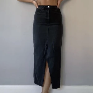 Svart lång jeanskjol  - Svart lång jeanskjol från Monki. Helt ny, lapp sitter kvar. Nypris 400 