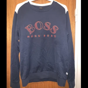 Hugo boss - Säljer den a fina hugo boss tröja,använt några gånger men inte min stil längre,Har en liten defekt bredvid bokstaven ”B” knappast synligt kolla bild 3. i övrigt väldigt fin tröja och i bra skick😁pristet kan diskuteras vid snabb affär