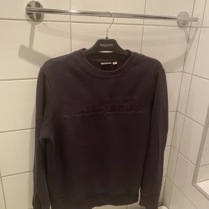 Napapijri Tröja - Marin blå sweatshirt i storlek M