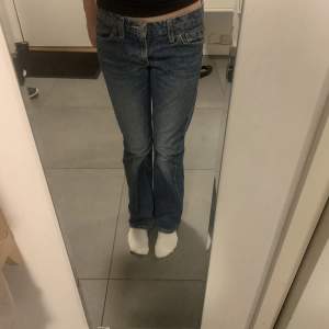 Lågmidjade bootcut jeans i storlek 150 passar mig som är 155cm lång. Har såklart användts några gånger men har bara några få tecken på användning såsom att byxbenen är lite slitna.💗⭐️🌟