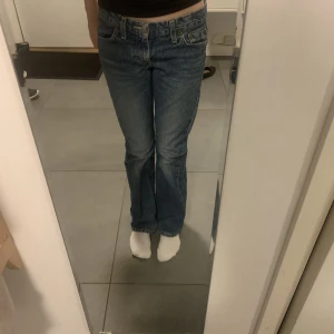 Lågmidjade jeans Crocker  - Lågmidjade bootcut jeans i storlek 150 passar mig som är 155cm lång. Har såklart användts några gånger men har bara några få tecken på användning såsom att byxbenen är lite slitna.💗⭐️🌟