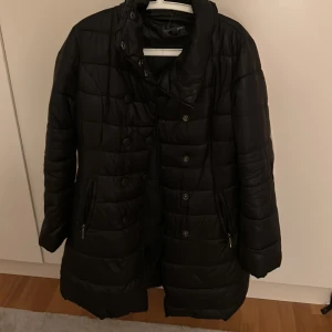 Lång jacka - Lång vinter jacka från Kappahl i storlek 36/38. Ganska använd men inga skador 