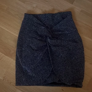 Kjol  - Silverglittrig kjol. Superfin festlig från hm. 🪩