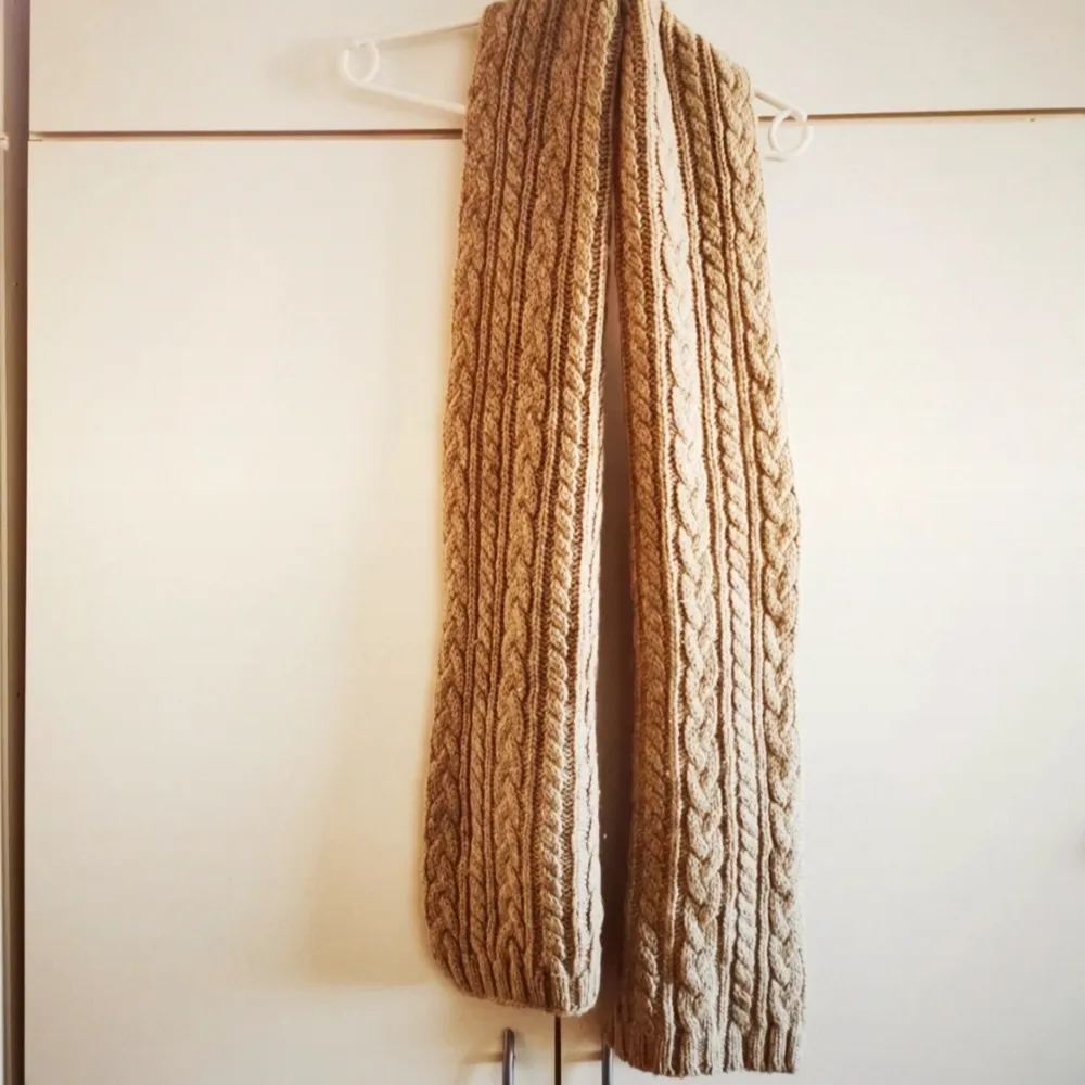 Knitted scarf. Long. Worn only once . Övrigt.