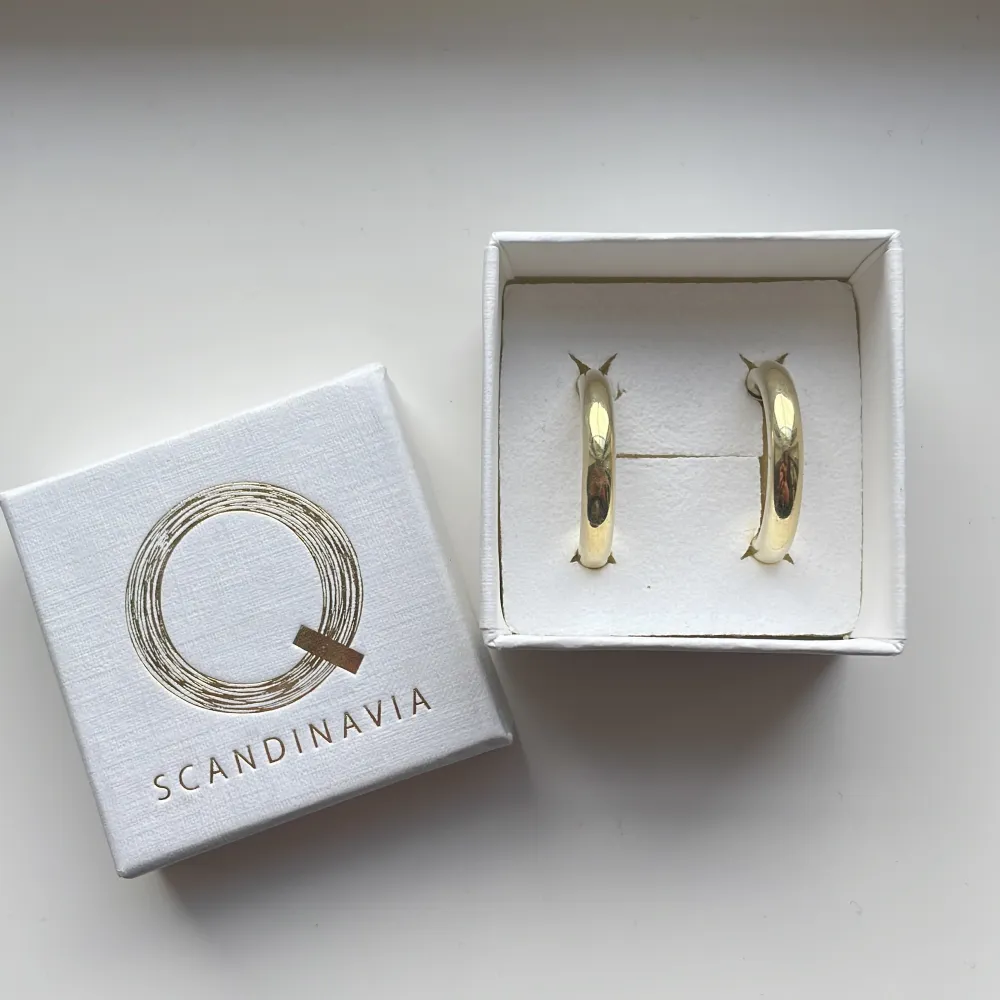 Säljer ett par guldiga örhängen som inte kommit till användning!🤍. Accessoarer.
