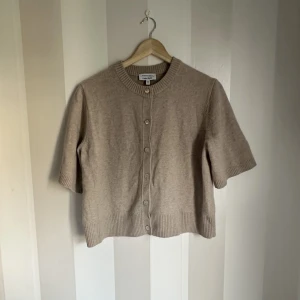 other stories  - stickad kofta ifrån other stories. använd några gånger. den har tre små små hål på ryggen som man kanske kan se på andra bilden. om man är intresserad kan jag även skicka bättre bilder på hålen. 