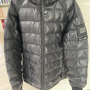 Peak performance jacka tomic - En fin jacka som är använd sparsamt. 8/10 i skick ser nästan ut som ny, kostar 2200 kr ny. 