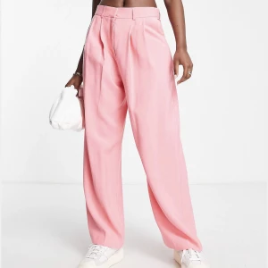 Rosa kostymbyxor  - Säljer nu mina rosa kostymbyxor då de är för korta för mig (170) och därför aldrig kommit till användning 🥰