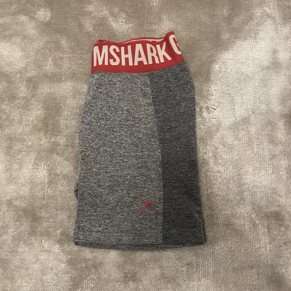 Säljer ett par snygga träningsshorts från gymshark då de blivit lite försmå för mig. Köpta för ca 1 år sedan, men sparsamt använda och inga tecken på slitage. Passar S.  Finns ej att köpa i färgen på andra bilden längre! . Shorts.