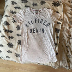 Tommy Hilfiger T-shirt - Storlek S  Bra skick, äkta  Skriv vid frågor eller fler bilder <3