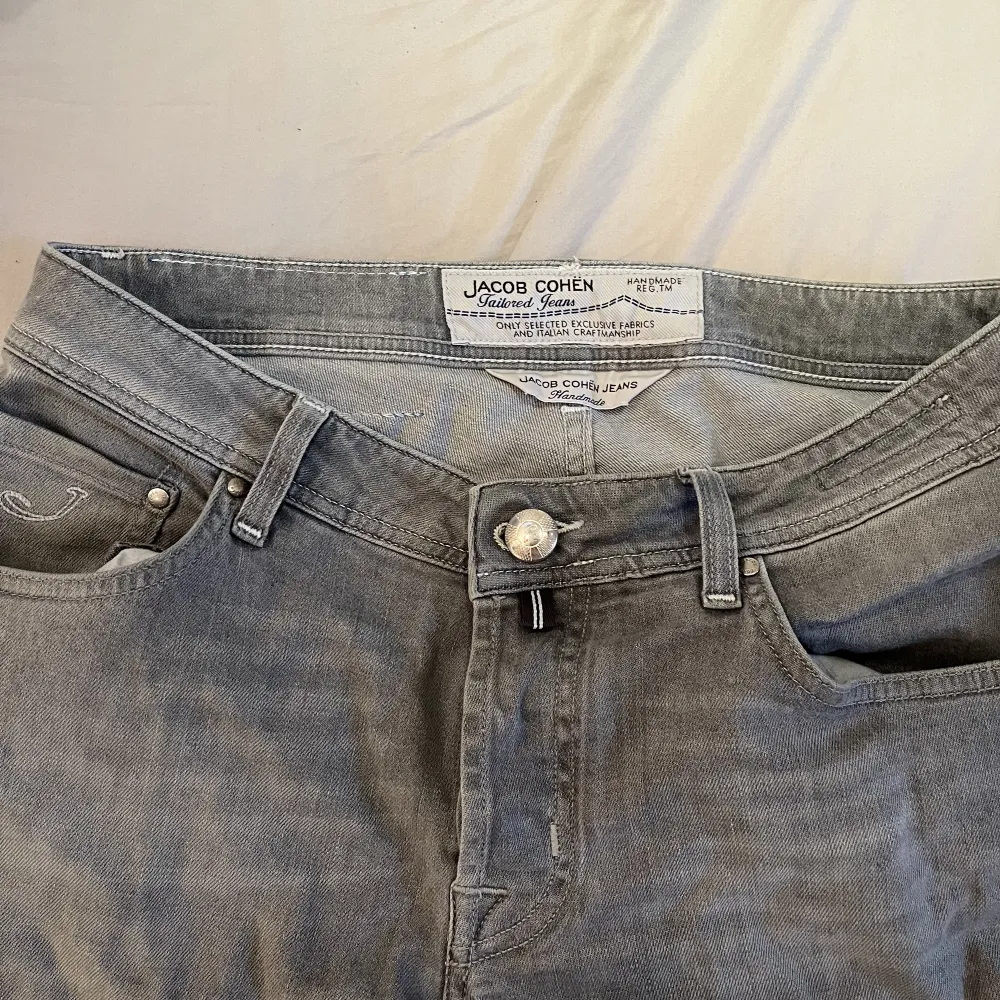 Handsydda jeans från Jacob Cohen i storlek 32 . Jeans & Byxor.