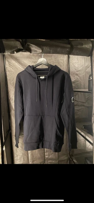 Cp company hoodie  - Splitter ny kofta i marinblå  som man kan matcha med mjukis så som med  jeans i storlek m