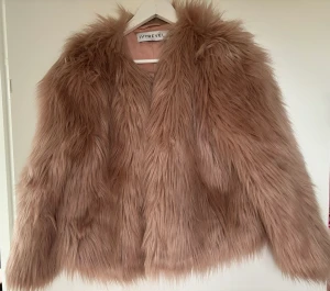 Puderrosa fuskpäls  - Puderrosa fuskpäls från Ivyrevel. 