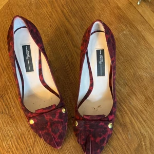 Pumps - Jerome Dreyfuss pumps röda leoprint med avtagbara detaljer. 