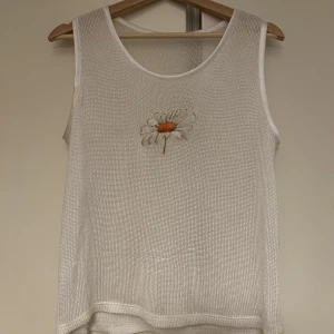vit väst med solros  - söt, stor vit väst med solros<3 perfekt för layering och passar bra med klänning under
