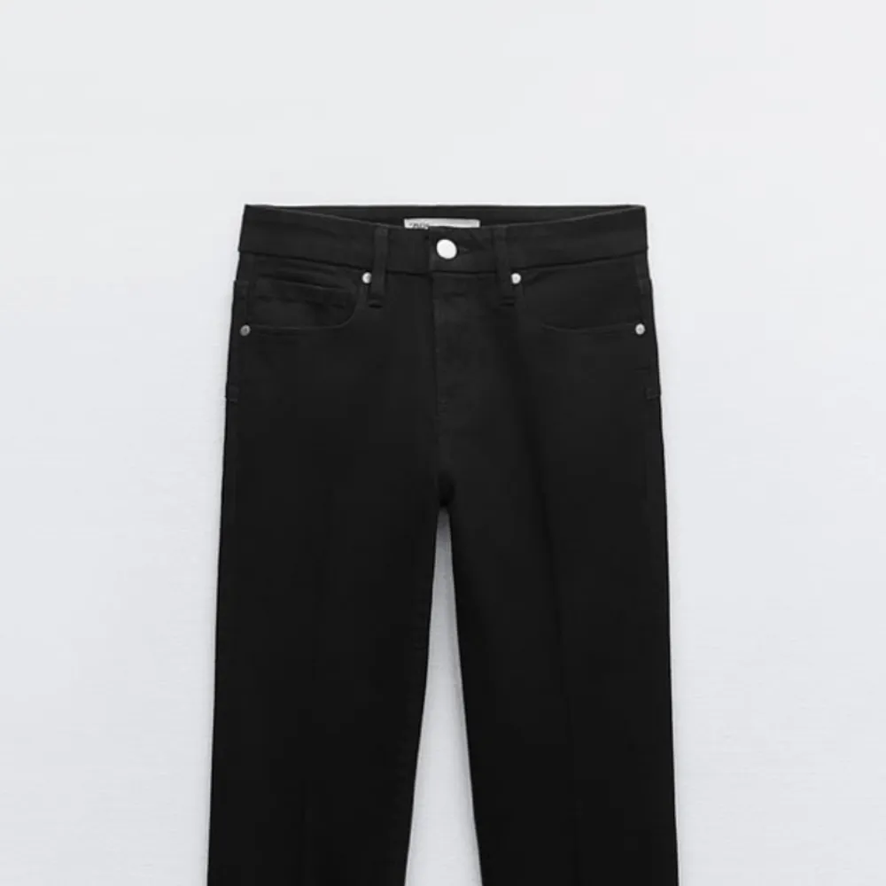 Svarta low waist bootcut jeans från zara i storlek 38! Sparsamt använda så i fint skick. Jeans & Byxor.