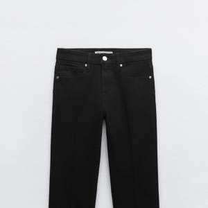 Svarta low waist bootcut jeans från zara i storlek 38! Sparsamt använda så i fint skick