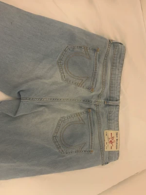 True religion jeans - mid-rise straight jeans skriv till mig om du har frågor eller vill se mer bilder!  frakten kostar 45 kr!