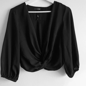Blus  - Jätte fin blus jag bara har haft på mig några gånger🖤Är i storlek S men kan passa XS också🫶🏽 Den är uringad och går till armbågarna🌸