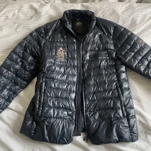 Lätt dunjacka från Morris - Lätt dunjacka från Morris i storlek L, men skulle säga att den mer passar M. Färgen är mörkblå.