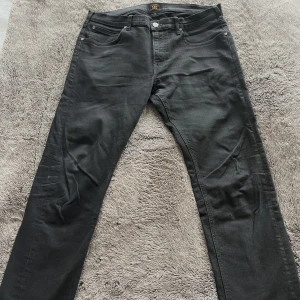 Svarta jeans från Lee - Svarta jeans från Lee i modellen Daren Zip Fly. Storlek W36 L32. Nyskick!