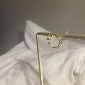 Glansiga hoops guld - Helt oanvänd ⭐️Säljer mycket smycken nu då jag har för mycket och rensar, så bara att skriva vid frågor eller behov av fler bilder🤍✨🌟Paketpris vid köp av flera smycken/plagg.