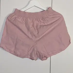 Rosa shorts i storlek XS
