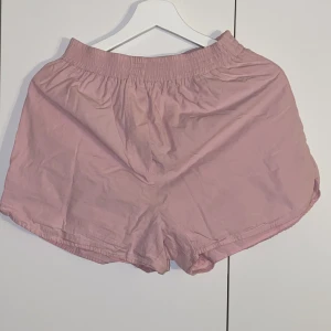 Shorts - Rosa shorts i storlek XS
